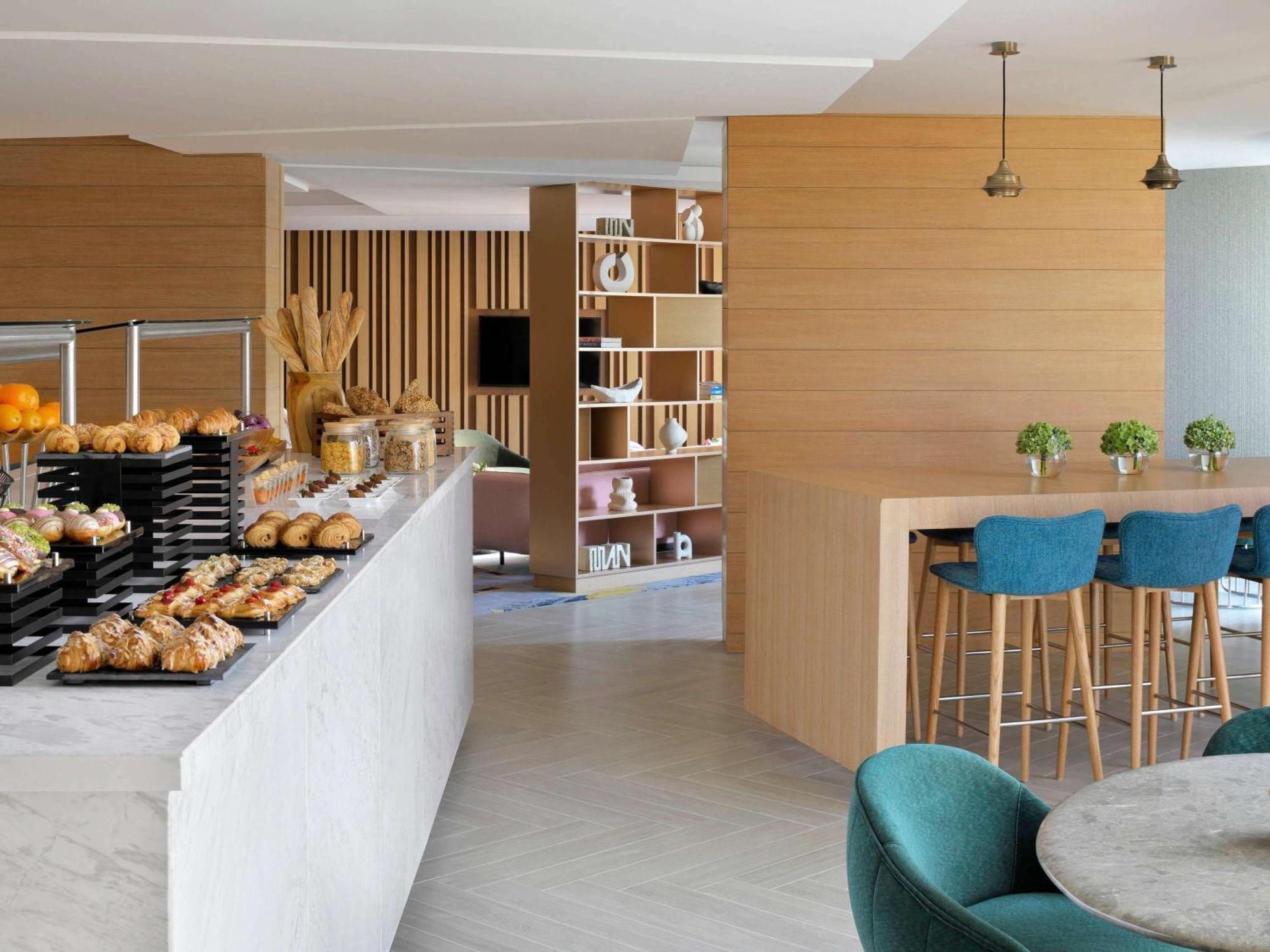 Moevenpick Hotel & Apartments Ghala Μουσκάτ Εξωτερικό φωτογραφία The lounge at the airport