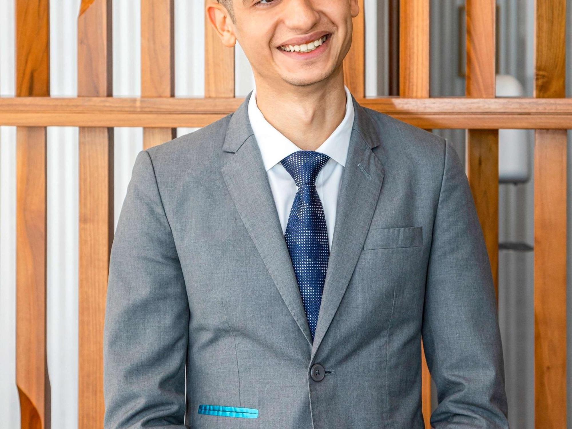 Moevenpick Hotel & Apartments Ghala Μουσκάτ Εξωτερικό φωτογραφία A man wearing a suit