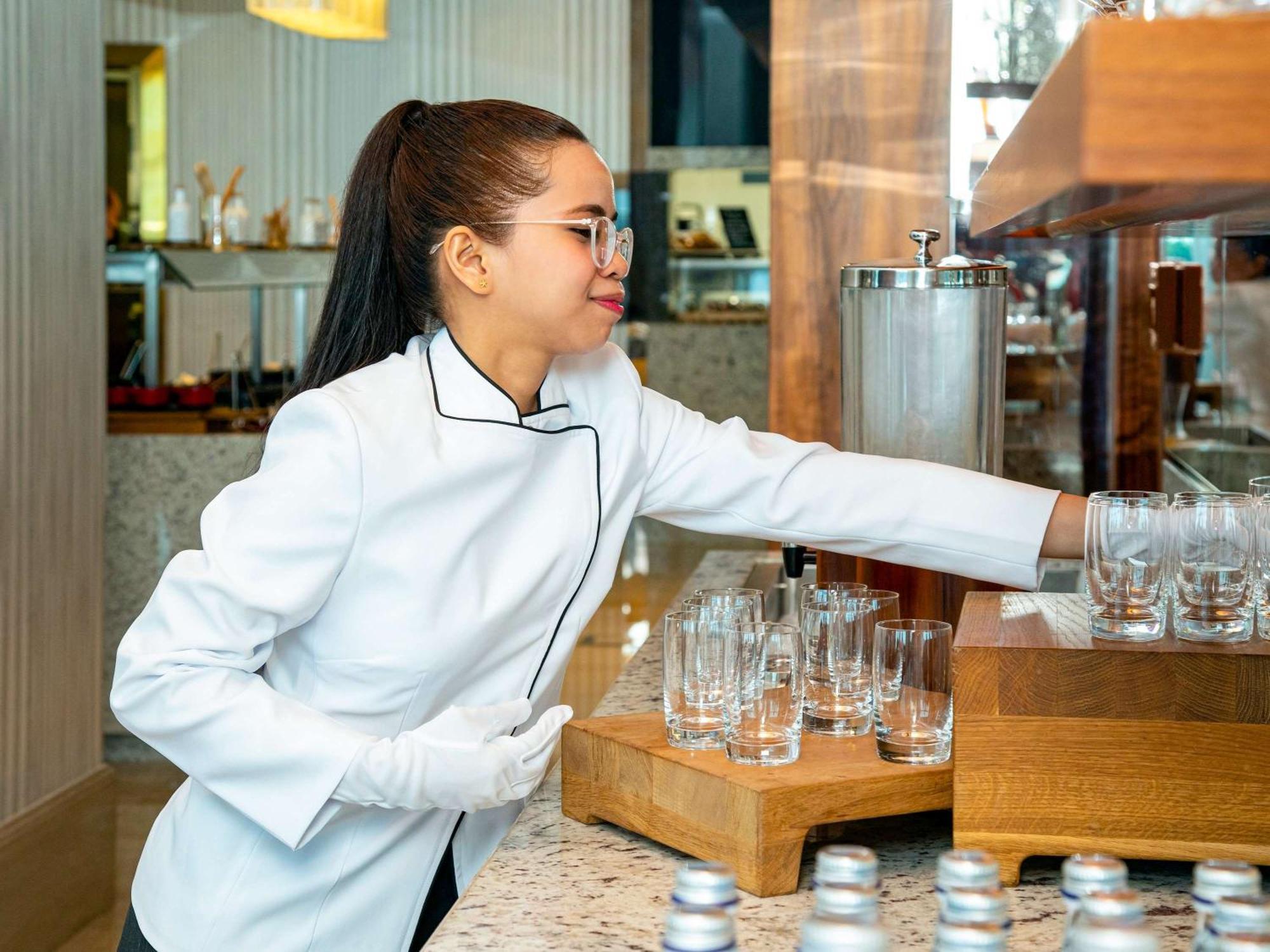 Moevenpick Hotel & Apartments Ghala Μουσκάτ Εξωτερικό φωτογραφία A barista at work