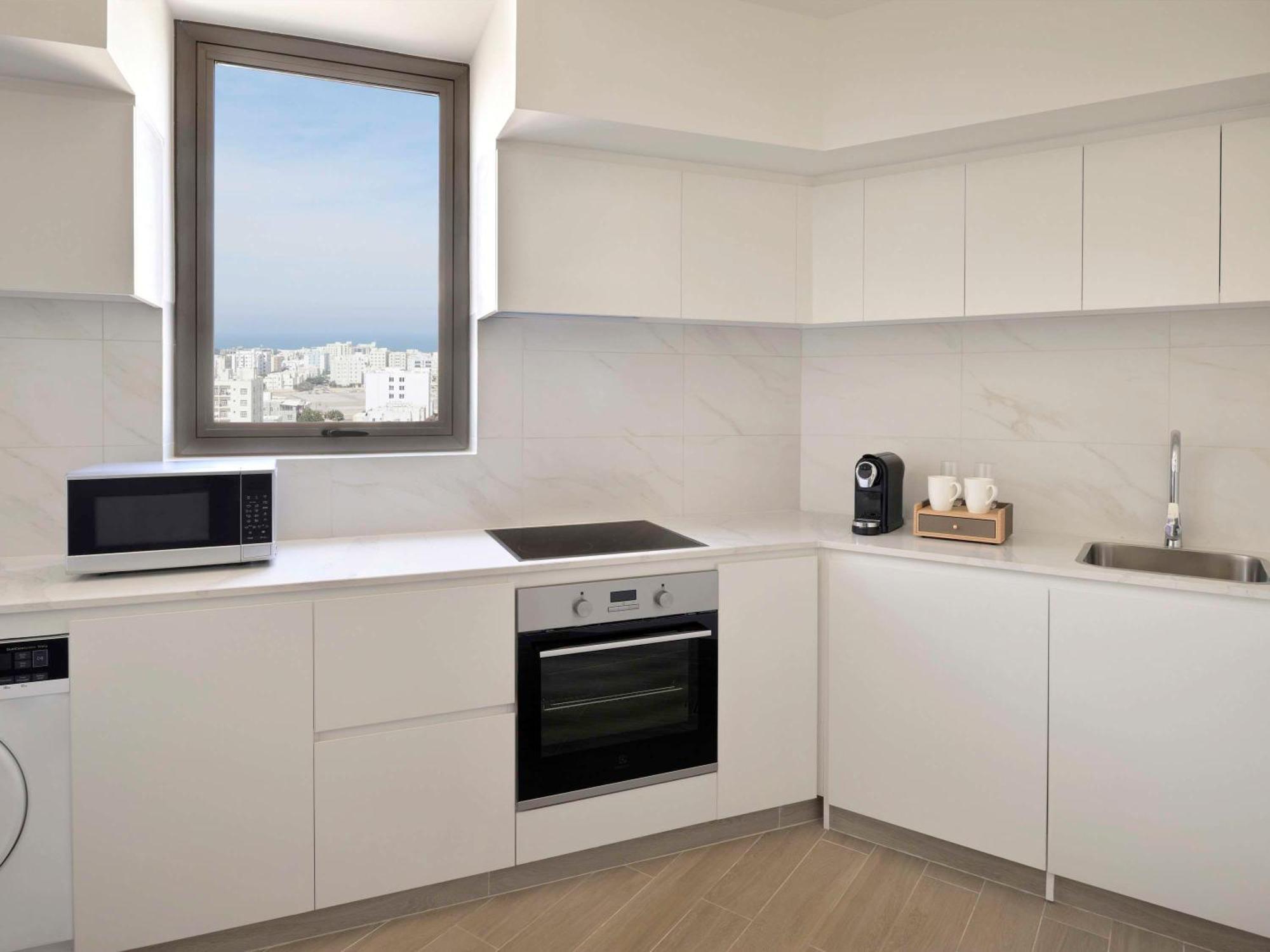 Moevenpick Hotel & Apartments Ghala Μουσκάτ Εξωτερικό φωτογραφία A typical kitchen in a student apartment
